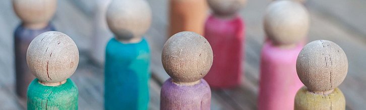 Verschiedenfarbige Holz-Spielfiguren